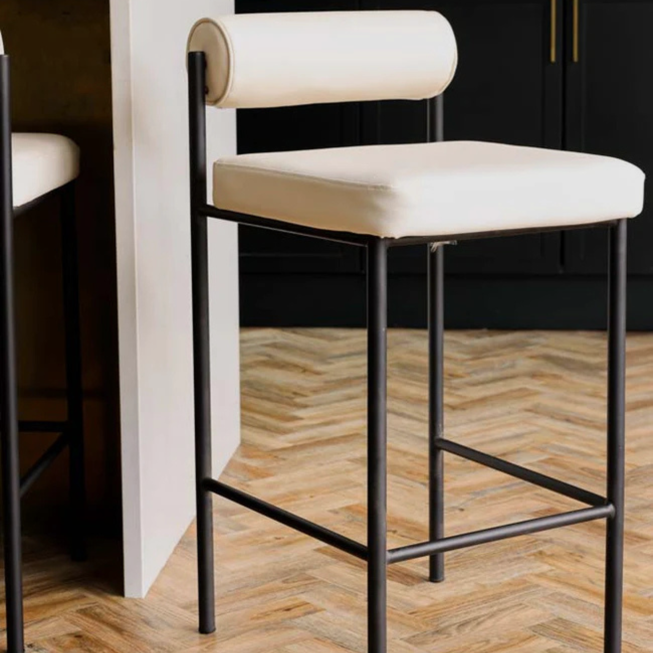 LECCO Bar Stool – Streamlined Simplicity in Cream & Iron