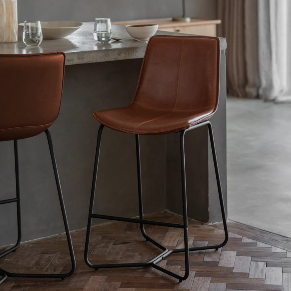 LENNON Bar Stool – Sculpted Simplicity in Saddle Tan Leather