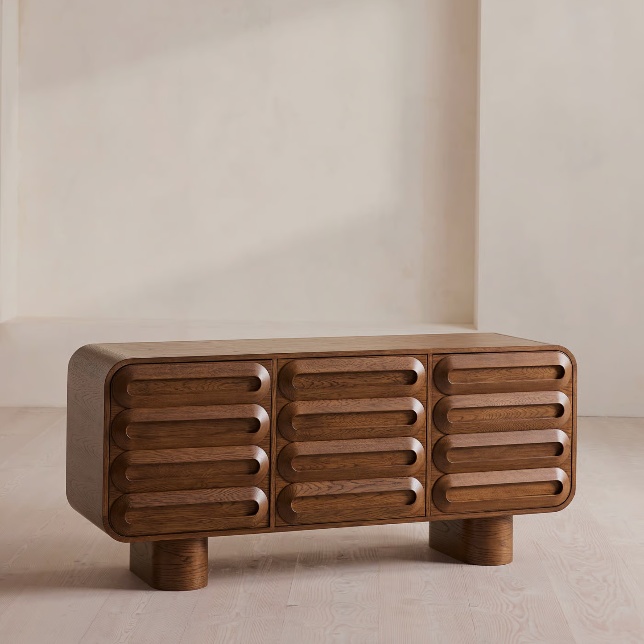 SORELLE Sideboard – Retro Curves in Walnut Elegance