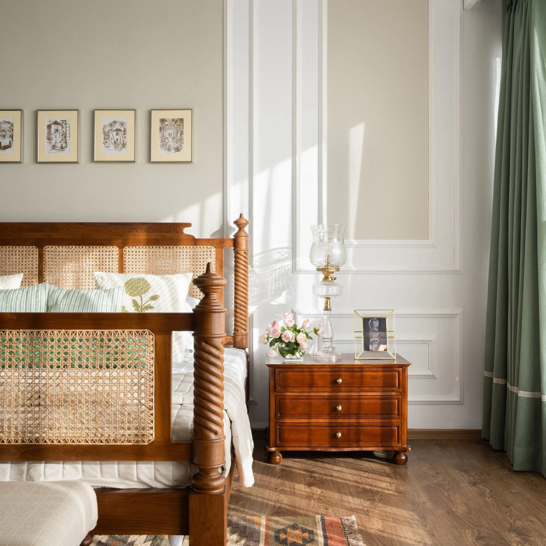 Noor Poster Bed – The Light Within