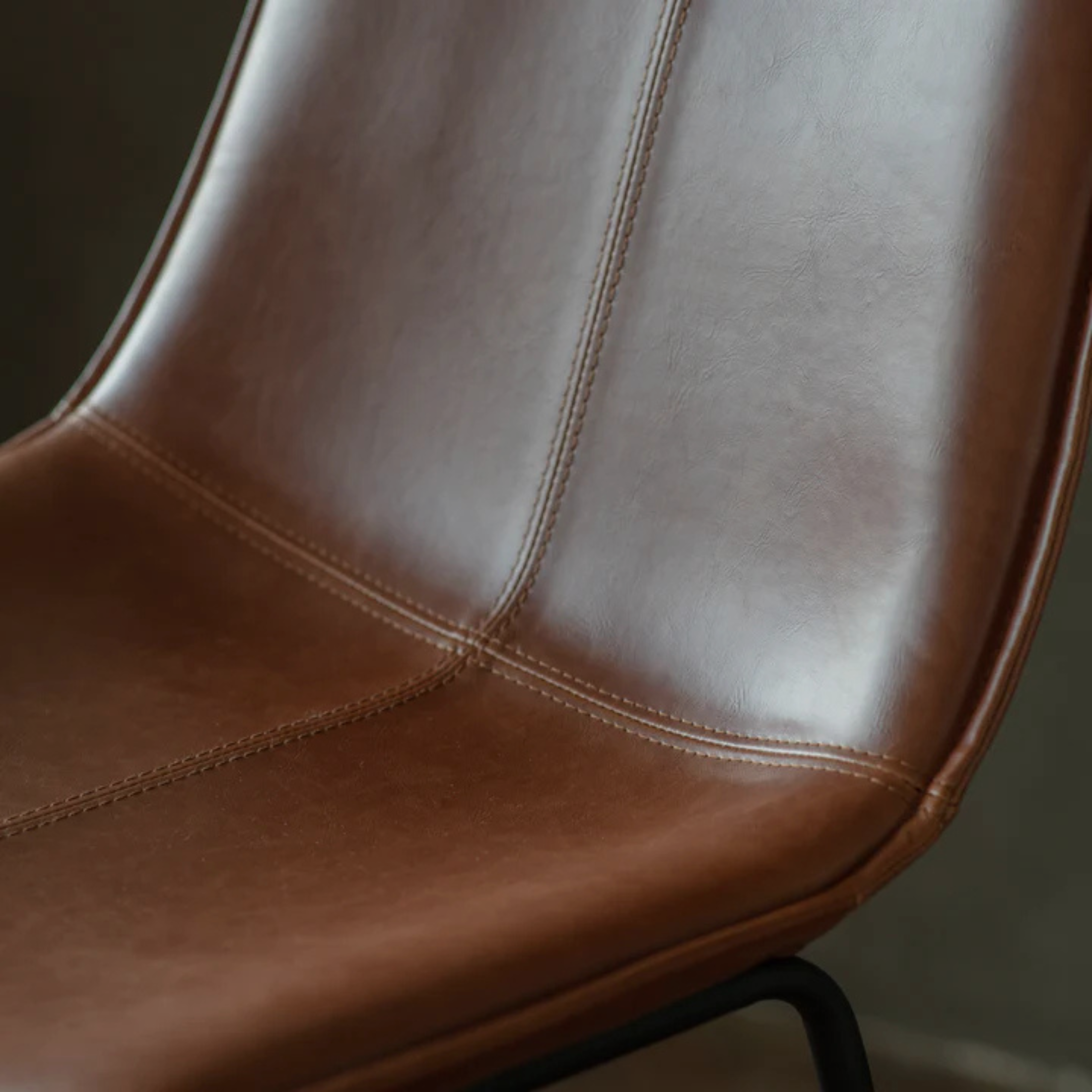 LENNON Bar Stool – Sculpted Simplicity in Saddle Tan Leather