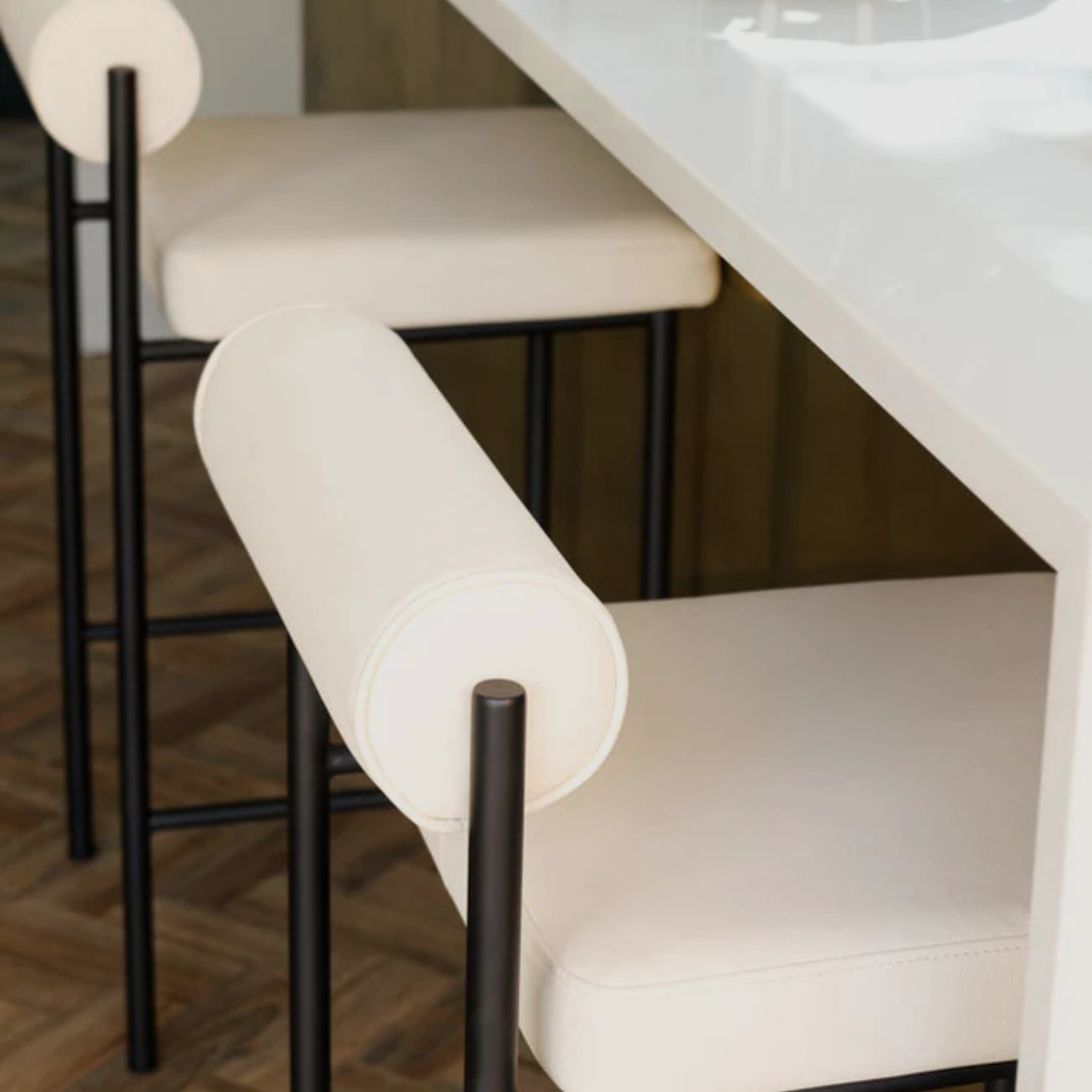 LECCO Bar Stool – Streamlined Simplicity in Cream & Iron