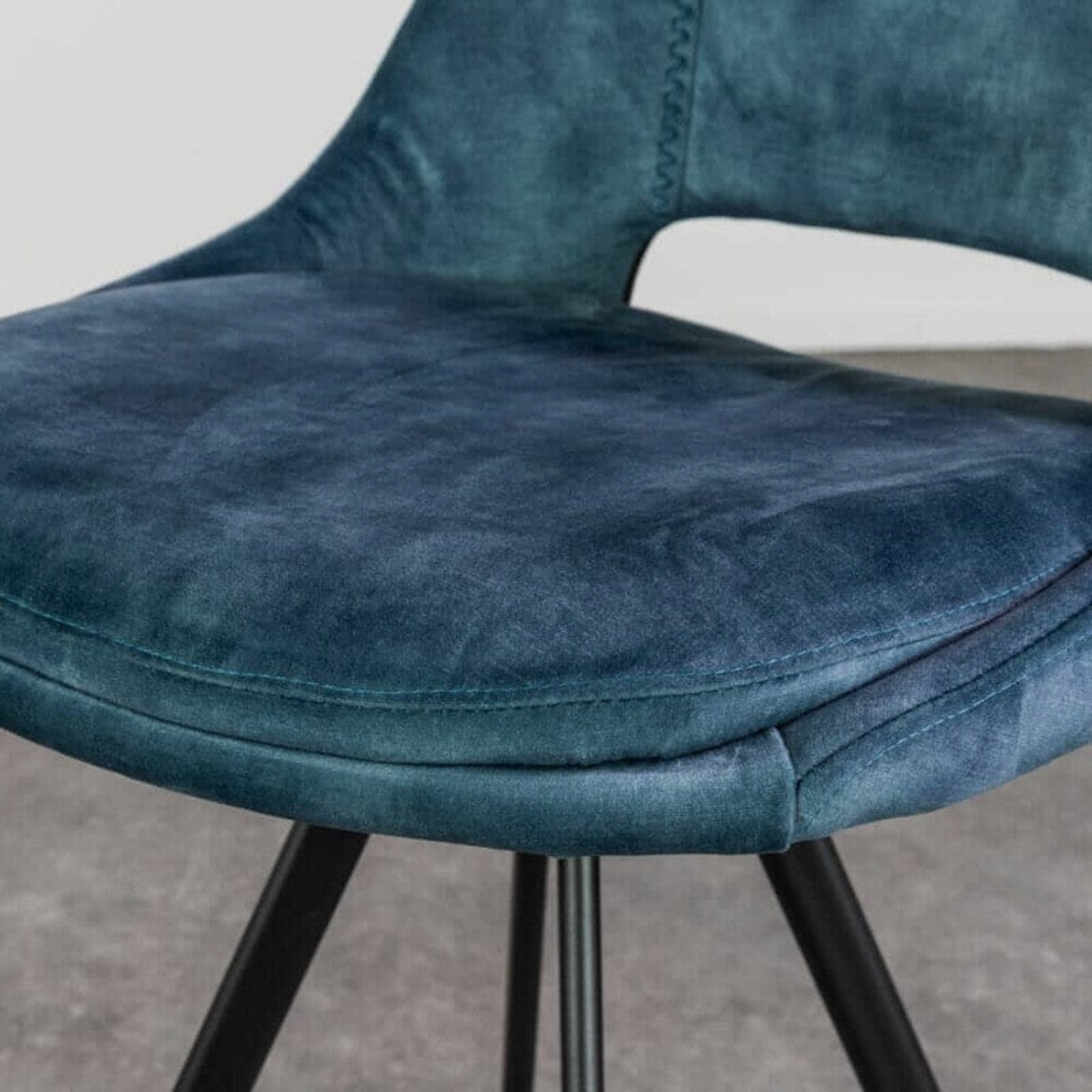 VANTA Bar Stool – Sleek Form, Everyday Comfort