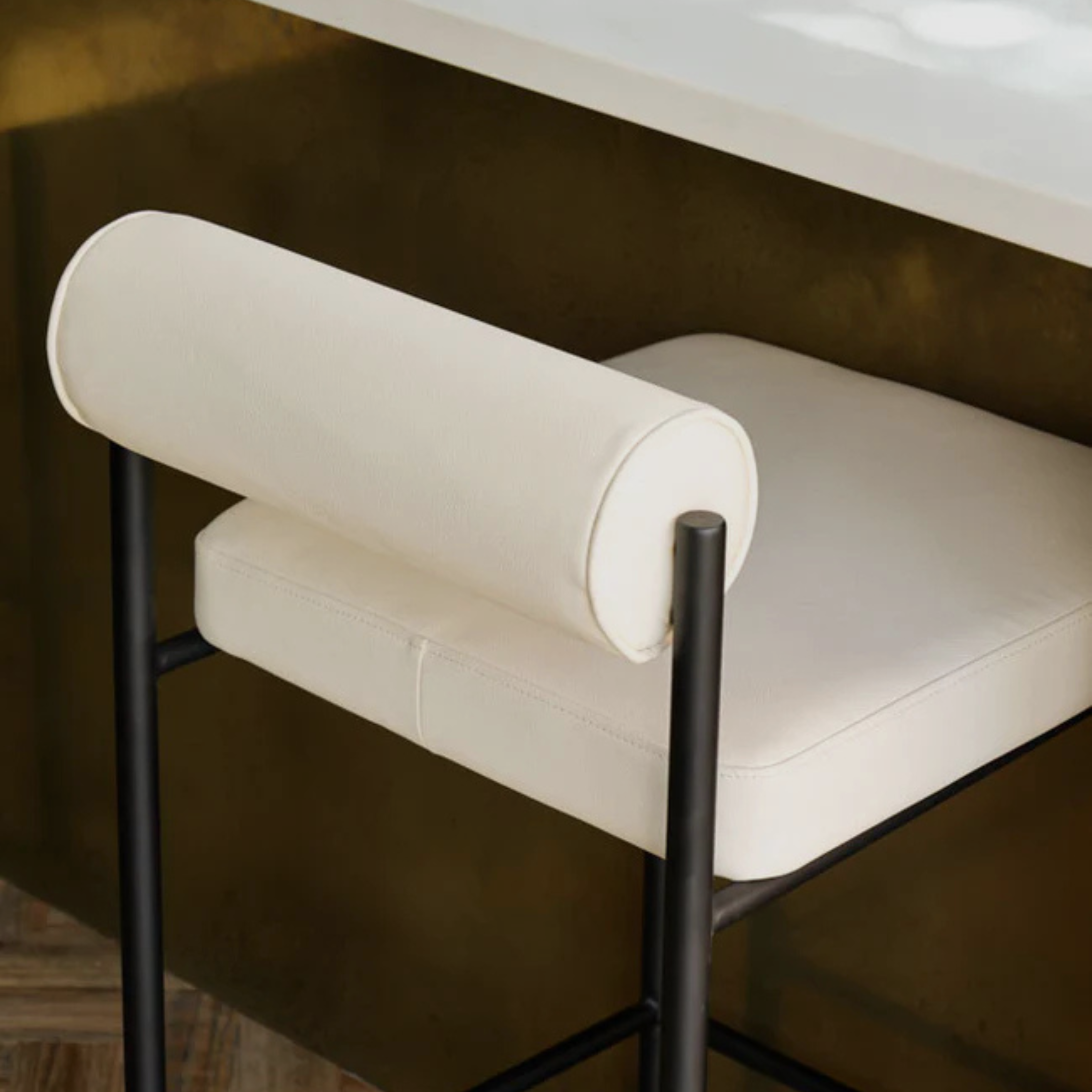 LECCO Bar Stool – Streamlined Simplicity in Cream & Iron